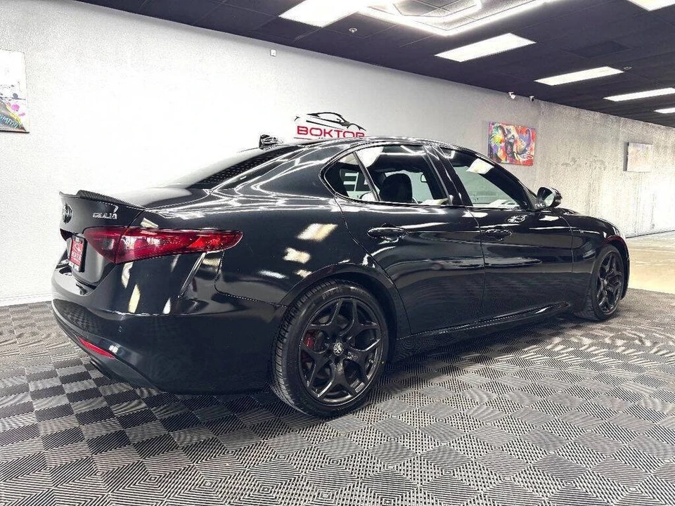 2022 Alfa Romeo Giulia - Image 15 of 31