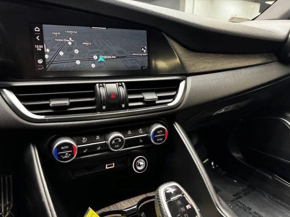 2022 Alfa Romeo Giulia - Image 25 of 31