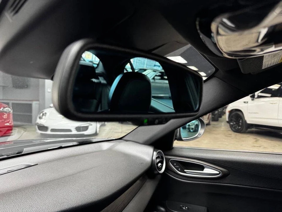 2022 Alfa Romeo Giulia - Image 28 of 31