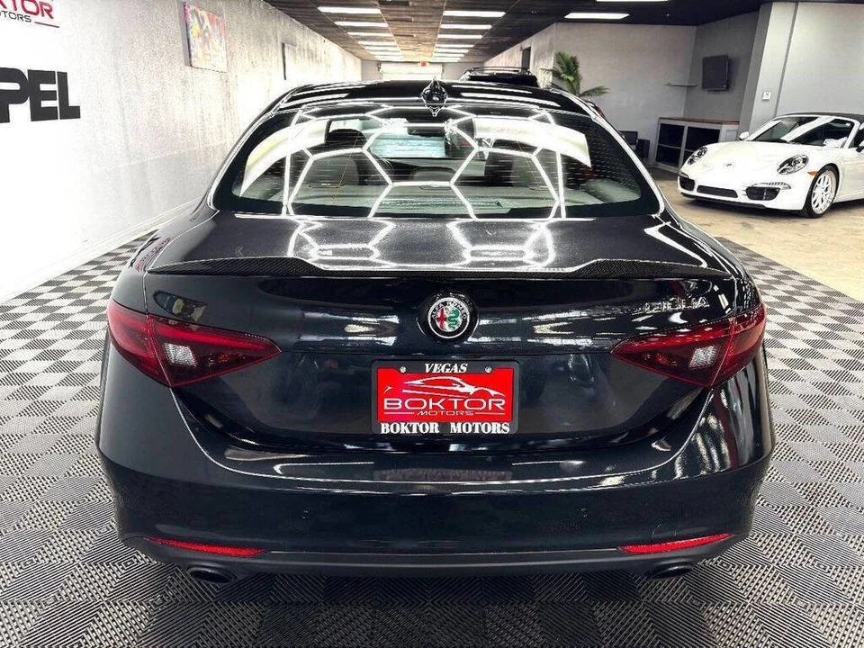 2022 Alfa Romeo Giulia - Image 13 of 31
