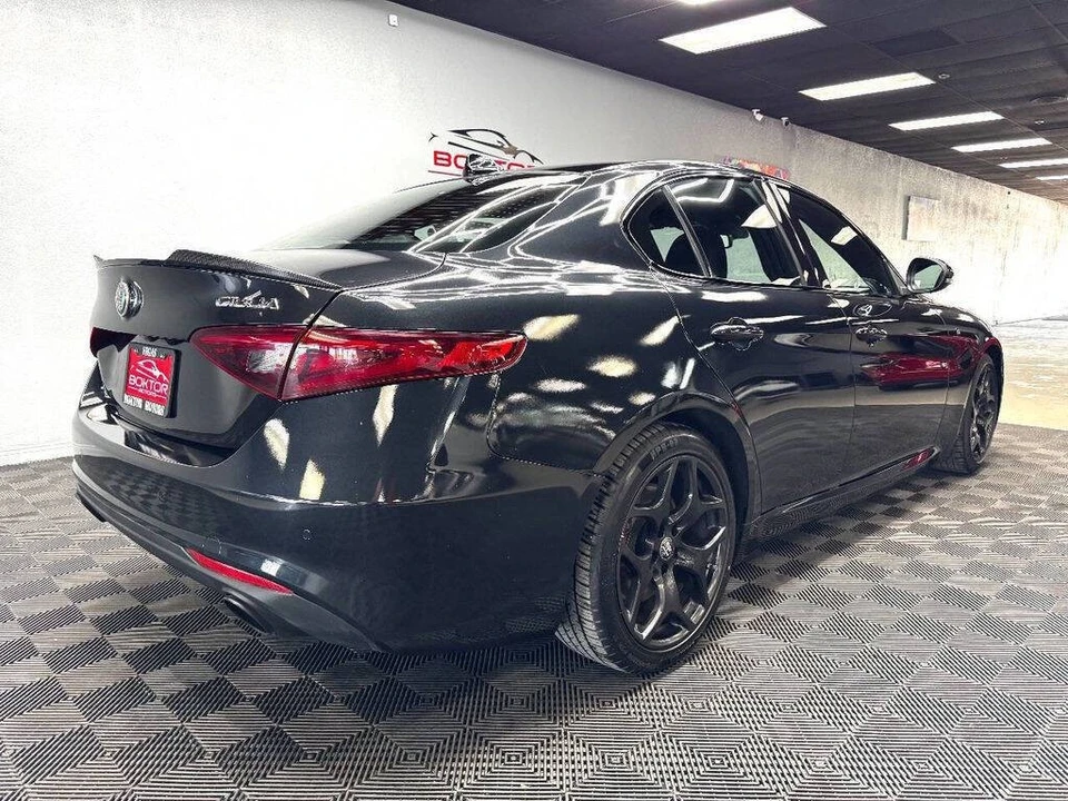 2022 Alfa Romeo Giulia - Image 14 of 31