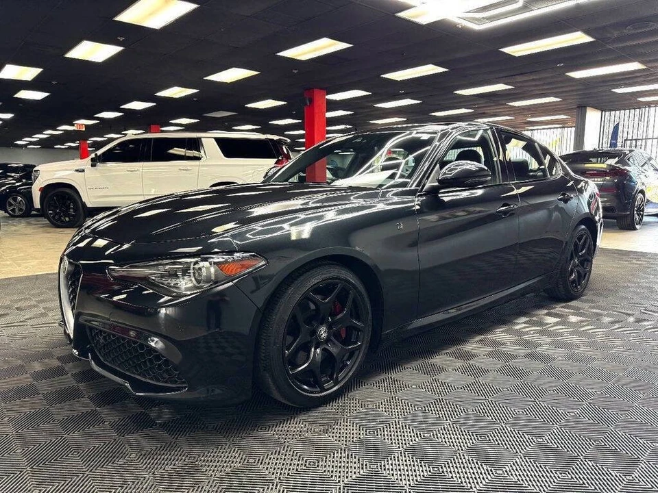 2022 Alfa Romeo Giulia - Image 8 of 31
