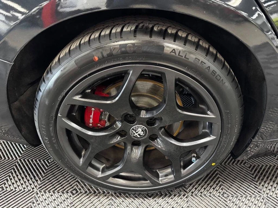 2022 Alfa Romeo Giulia - Image 19 of 31