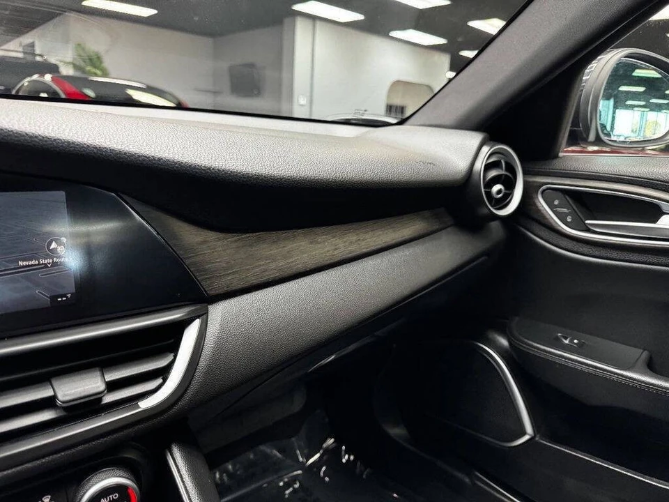 2022 Alfa Romeo Giulia - Image 27 of 31