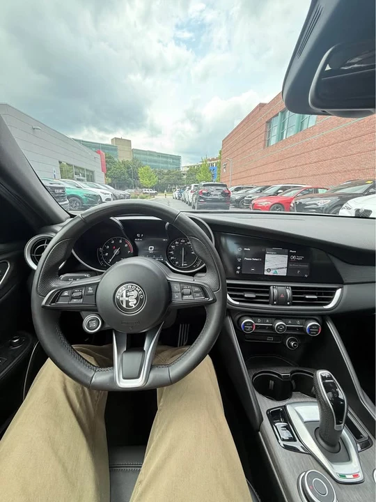 2022 Alfa Romeo Giulia - Image 9 of 14