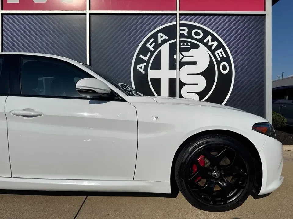 2022 Alfa Romeo Giulia - Image 5 of 20