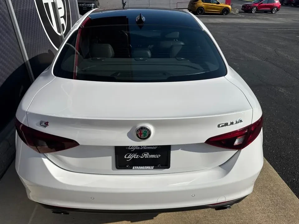 2022 Alfa Romeo Giulia - Image 7 of 20