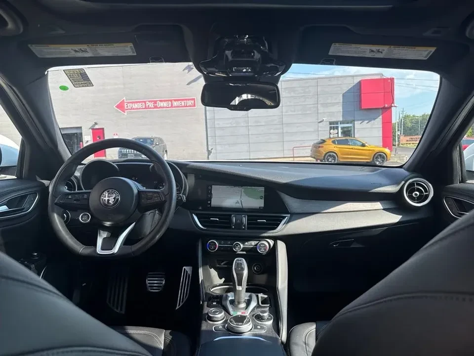 2022 Alfa Romeo Giulia - Image 14 of 20