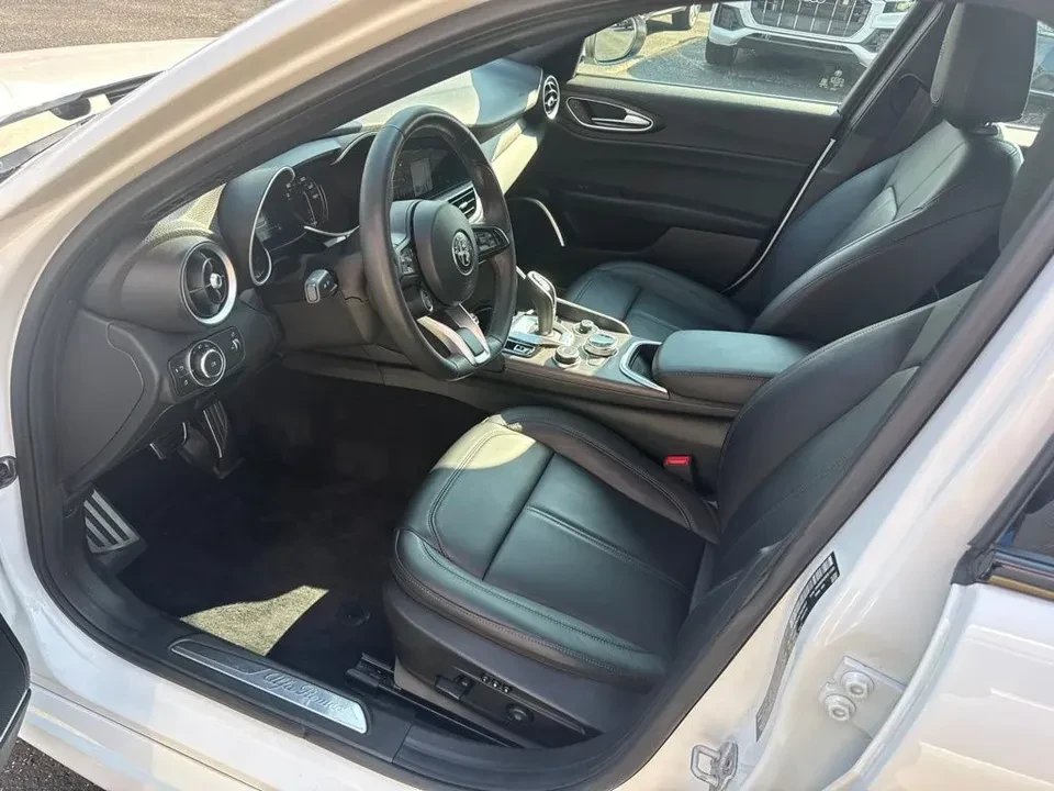 2022 Alfa Romeo Giulia - Image 11 of 20