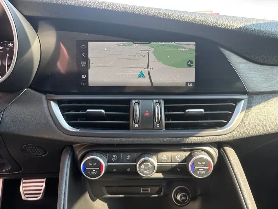 2022 Alfa Romeo Giulia - Image 16 of 20