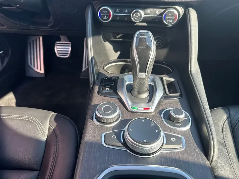 2022 Alfa Romeo Giulia - Image 17 of 20