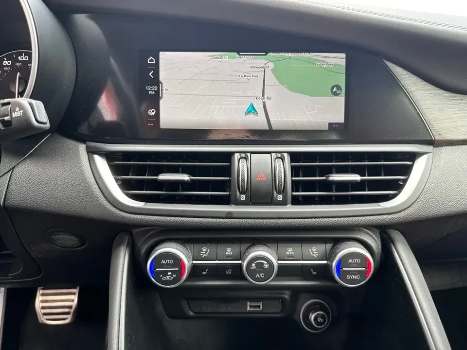 2022 Alfa Romeo Giulia - Image 15 of 20