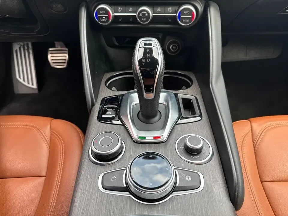 2022 Alfa Romeo Giulia - Image 16 of 20
