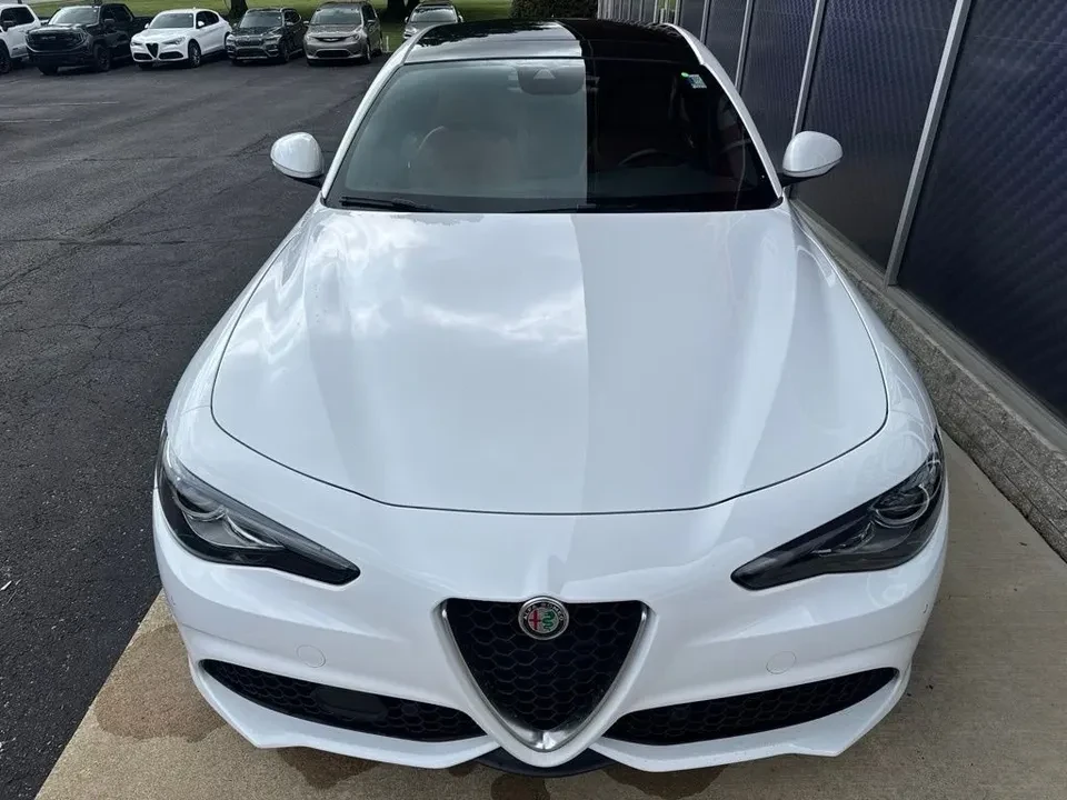 2022 Alfa Romeo Giulia - Image 2 of 20