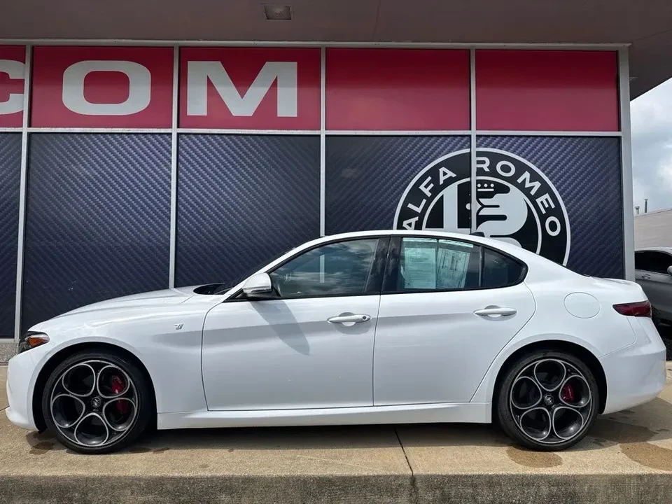 2022 Alfa Romeo Giulia - Image 8 of 20