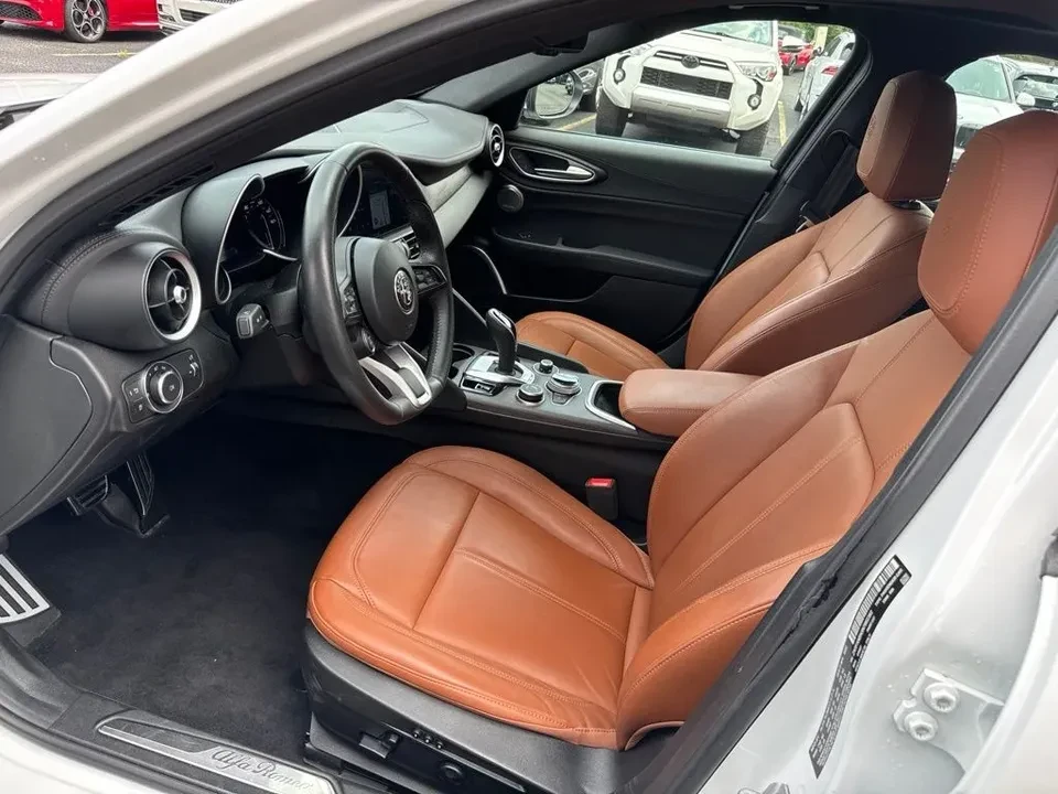 2022 Alfa Romeo Giulia - Image 11 of 20