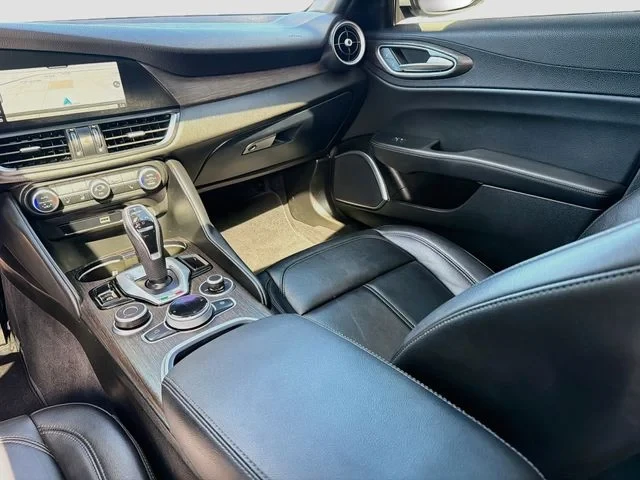 2022 Alfa Romeo Giulia - Image 16 of 20