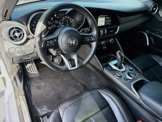 2022 Alfa Romeo Giulia - Image 10 of 20