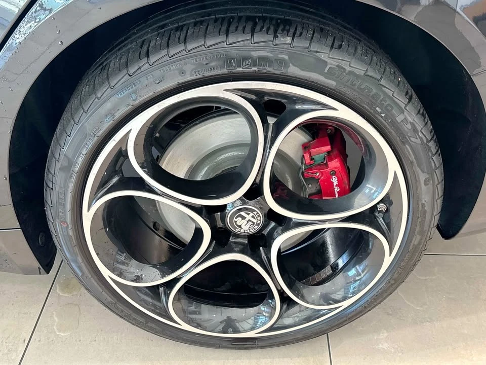 2022 Alfa Romeo Giulia - Image 16 of 18