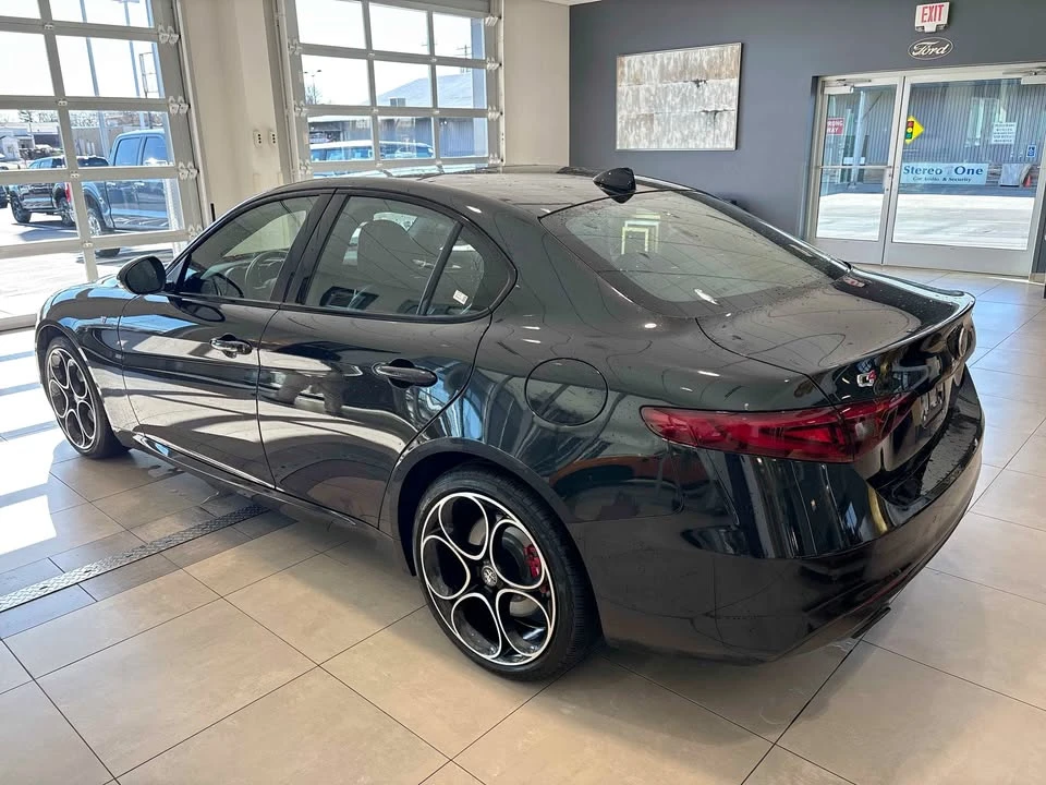 2022 Alfa Romeo Giulia - Image 4 of 18