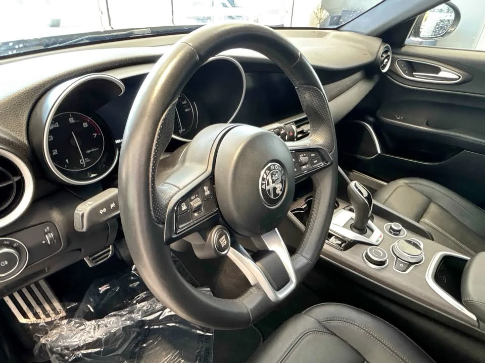 2022 Alfa Romeo Giulia - Image 6 of 18