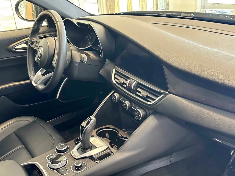 2022 Alfa Romeo Giulia - Image 13 of 18