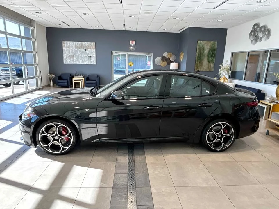 2022 Alfa Romeo Giulia - Image 5 of 18