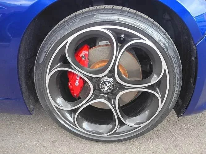 2022 Alfa Romeo Giulia - Image 11 of 18