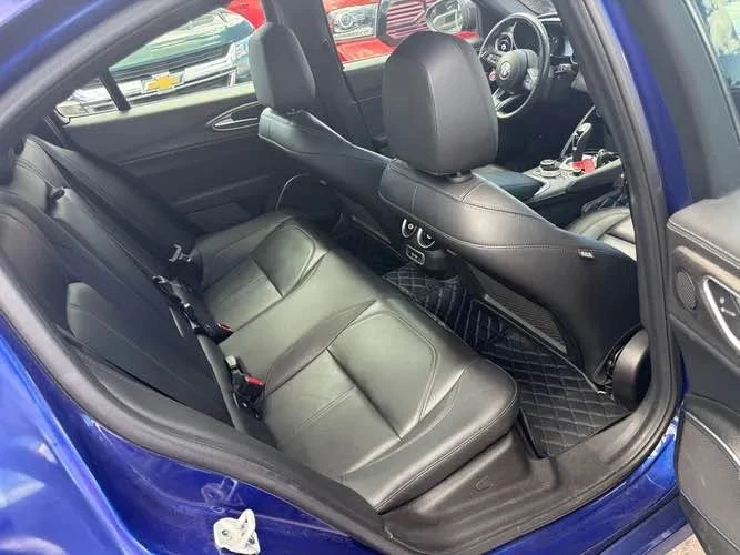 2022 Alfa Romeo Giulia - Image 15 of 18