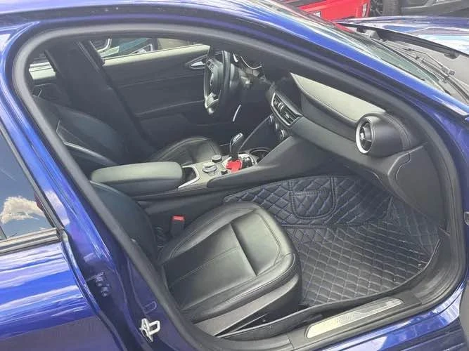 2022 Alfa Romeo Giulia - Image 14 of 18