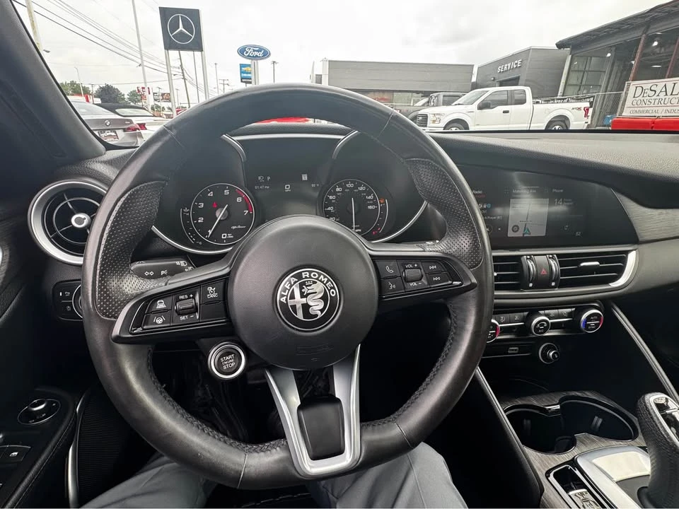 2022 Alfa Romeo Giulia - Image 15 of 18