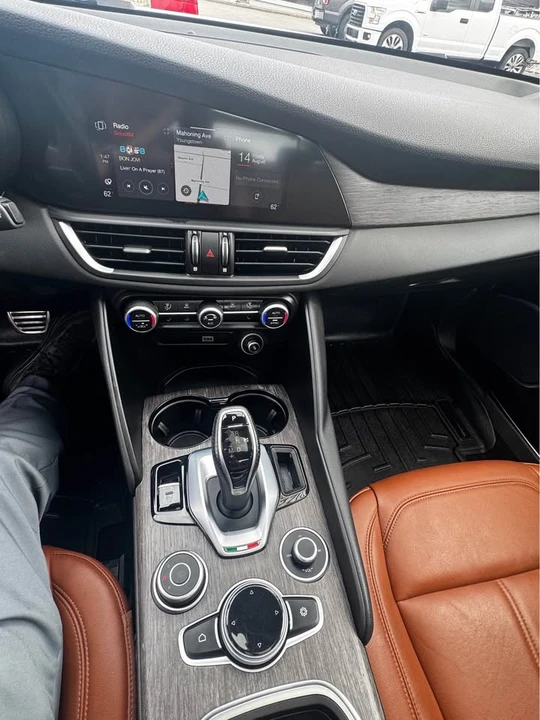 2022 Alfa Romeo Giulia - Image 14 of 18