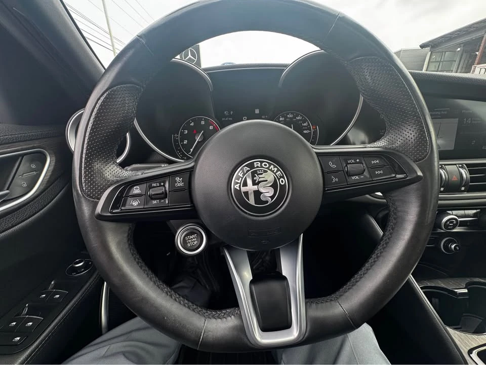 2022 Alfa Romeo Giulia - Image 16 of 18