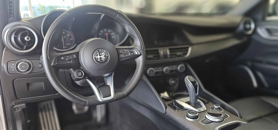 2022 Alfa Romeo Giulia - Image 8 of 19