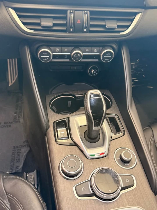 2022 Alfa Romeo Giulia - Image 11 of 18