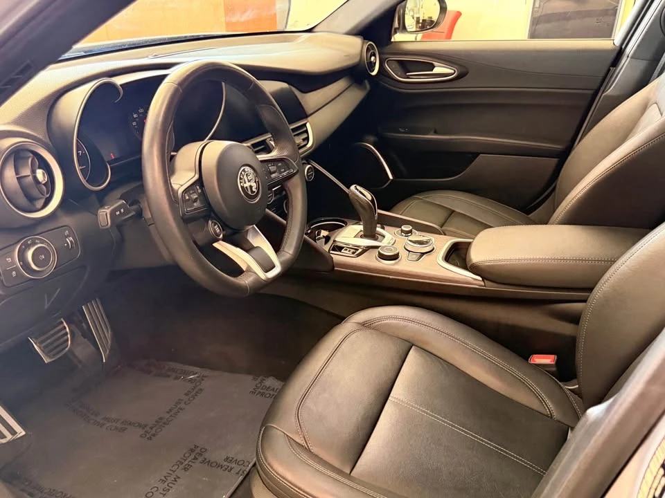 2022 Alfa Romeo Giulia - Image 8 of 18