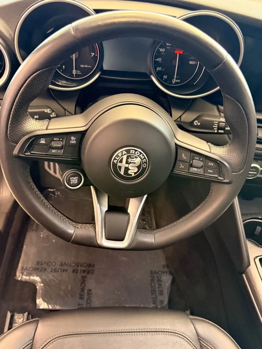 2022 Alfa Romeo Giulia - Image 10 of 18