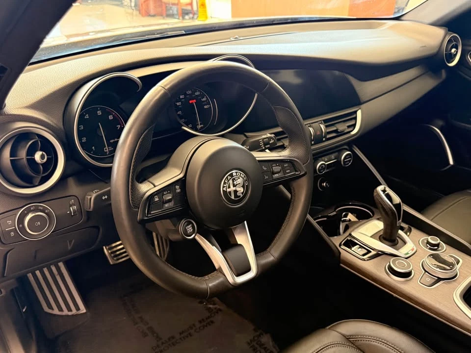 2022 Alfa Romeo Giulia - Image 9 of 18