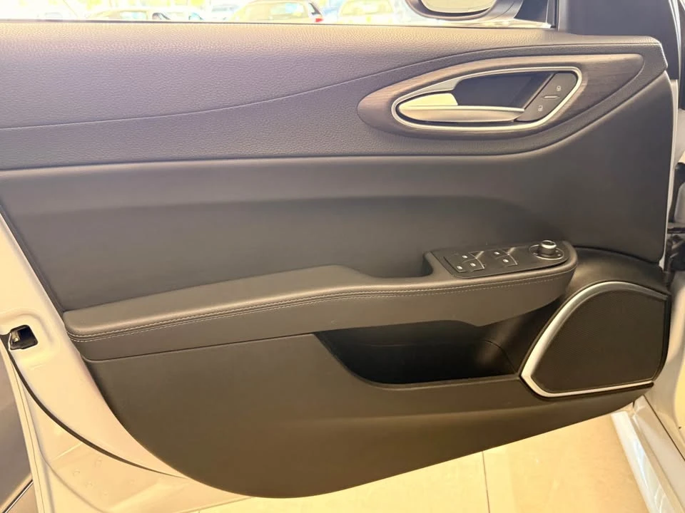 2022 Alfa Romeo Giulia - Image 14 of 18