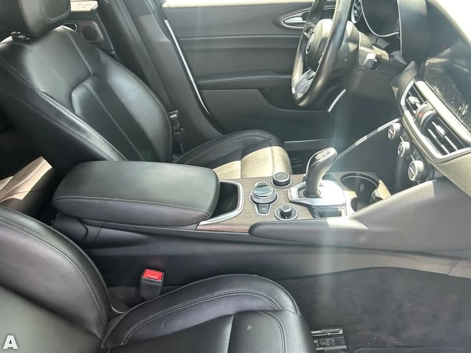 2022 Alfa Romeo Giulia - Image 10 of 18