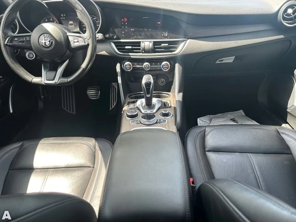 2022 Alfa Romeo Giulia - Image 13 of 18