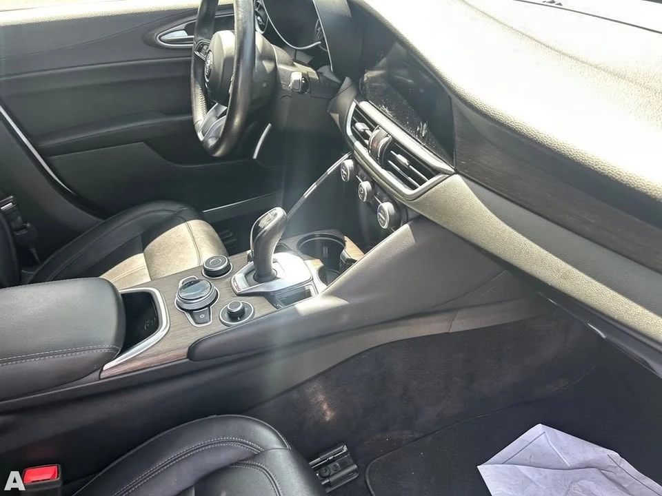 2022 Alfa Romeo Giulia - Image 11 of 18
