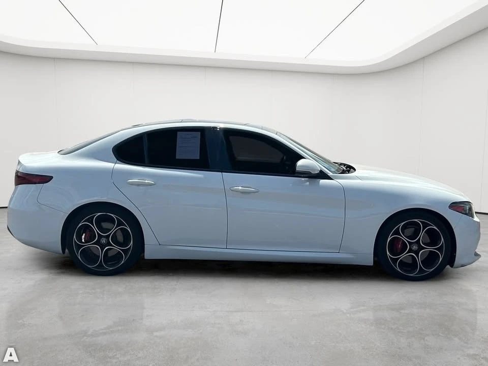 2022 Alfa Romeo Giulia - Image 4 of 18