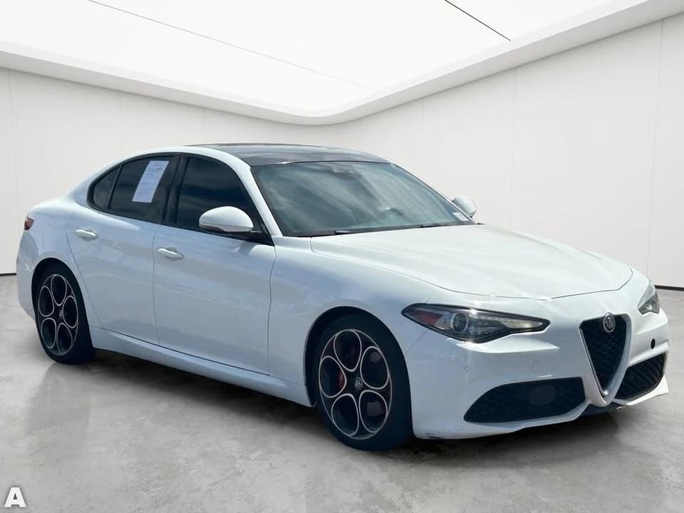2022 Alfa Romeo Giulia - Image 5 of 18