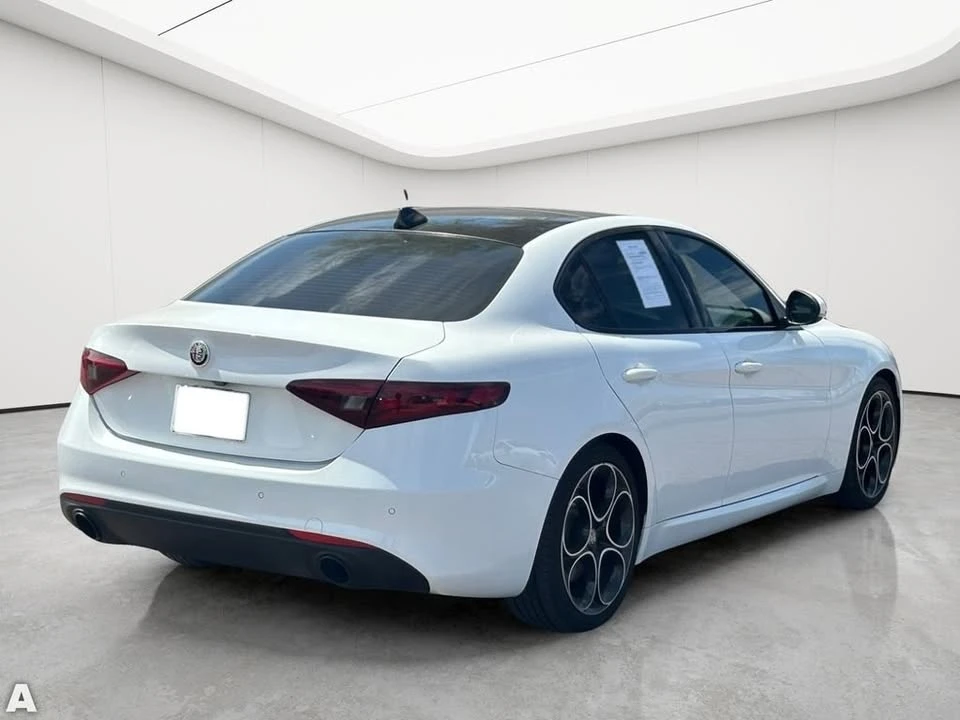 2022 Alfa Romeo Giulia - Image 3 of 18