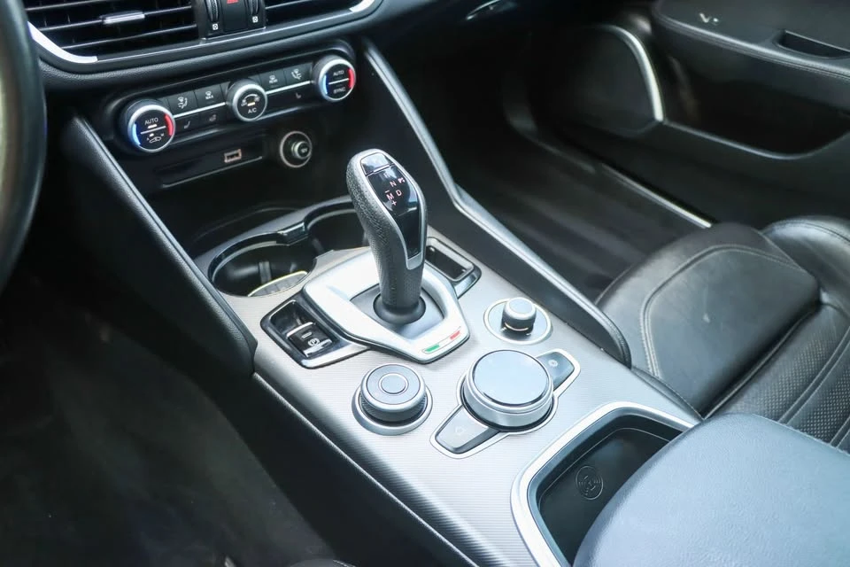 2022 Alfa Romeo Giulia - Image 17 of 20