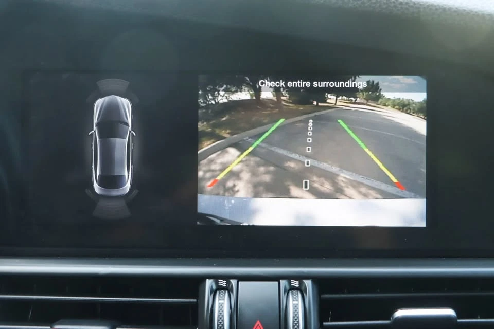 2022 Alfa Romeo Giulia - Image 15 of 20