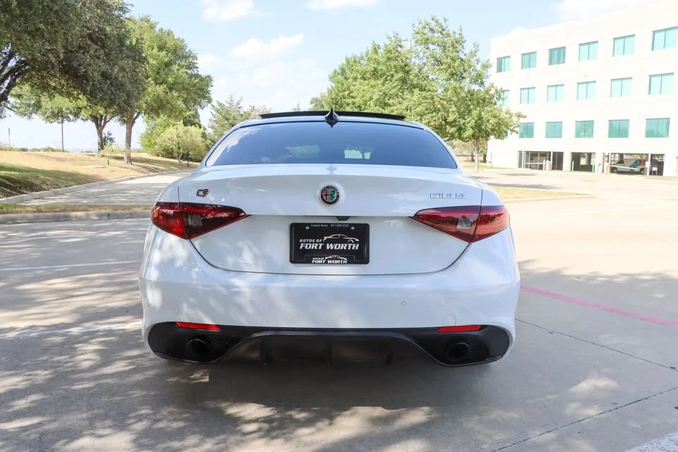 2022 Alfa Romeo Giulia - Image 2 of 20
