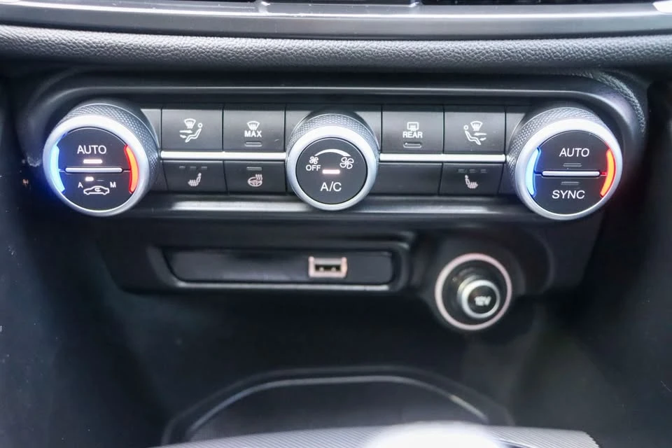 2022 Alfa Romeo Giulia - Image 16 of 20