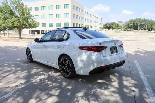 2022 Alfa Romeo Giulia - Image 4 of 9